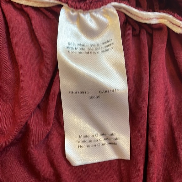 A Pea in a Pod Luxessentials Ruched Three-Quarter Sleeve Maternity Top Burgundy - Picture 4 of 6